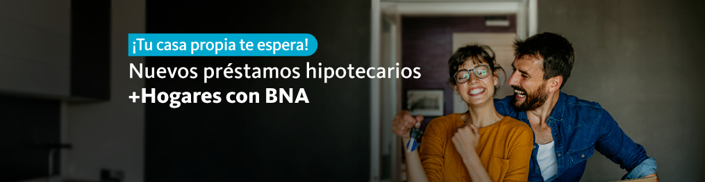 Dos personas con llave en mano por crédito hipotecario
